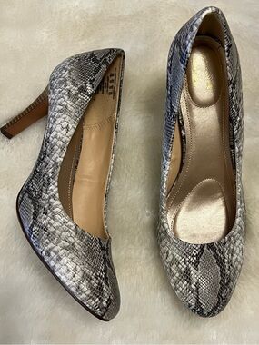 Jaclyn Smith Womens Grey Black
Snakeskin Wood Heel